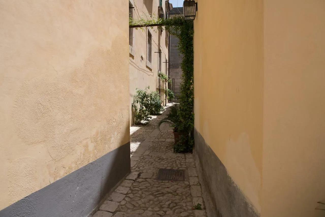 Qui Ed Ora,Guest House. Noto 0*,